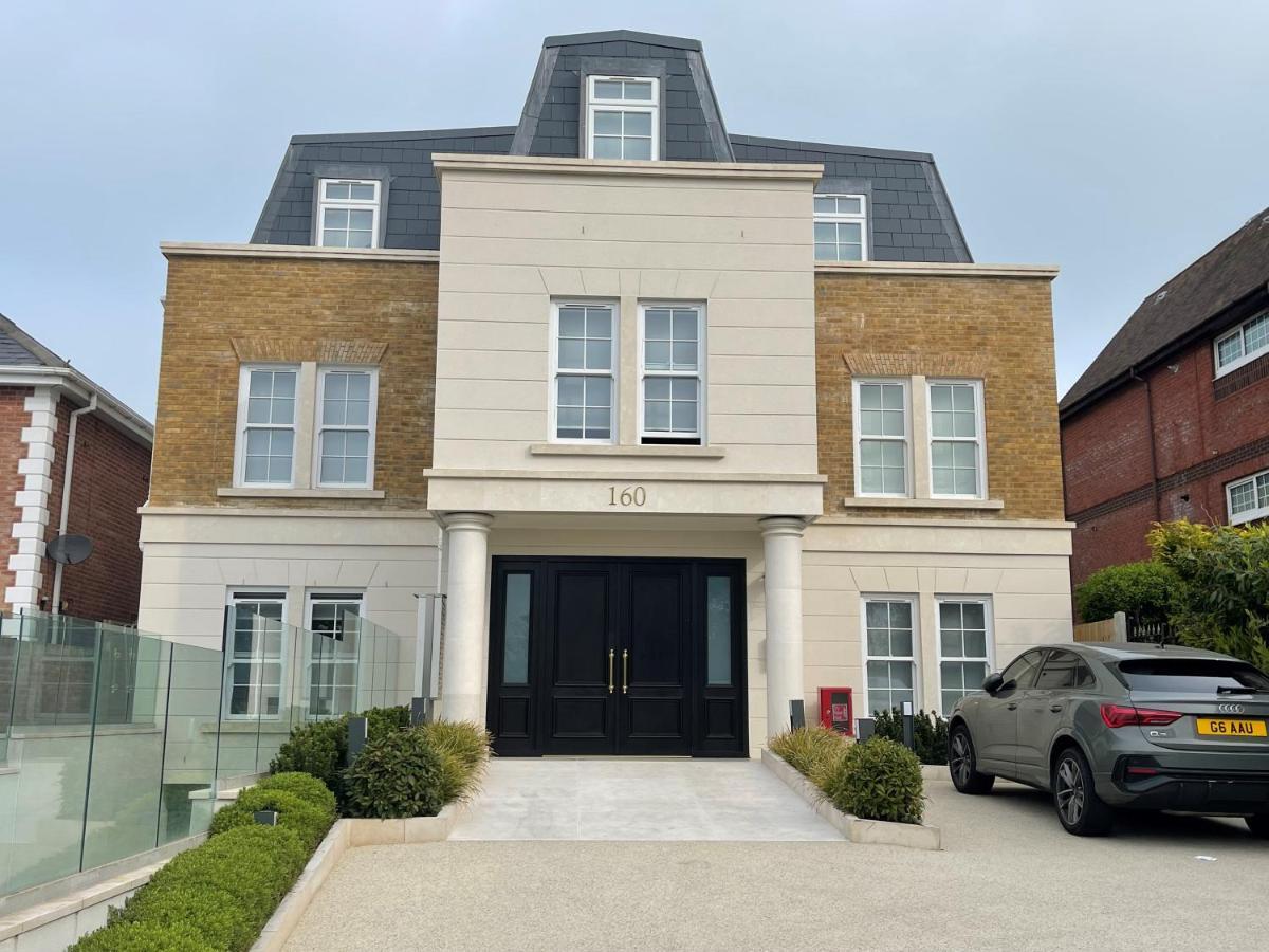 Luxurious, 2 Bed, 2 Bath Penthouse Apartment In Highly Desirable Chigwell Chcl F8 Eksteriør bilde