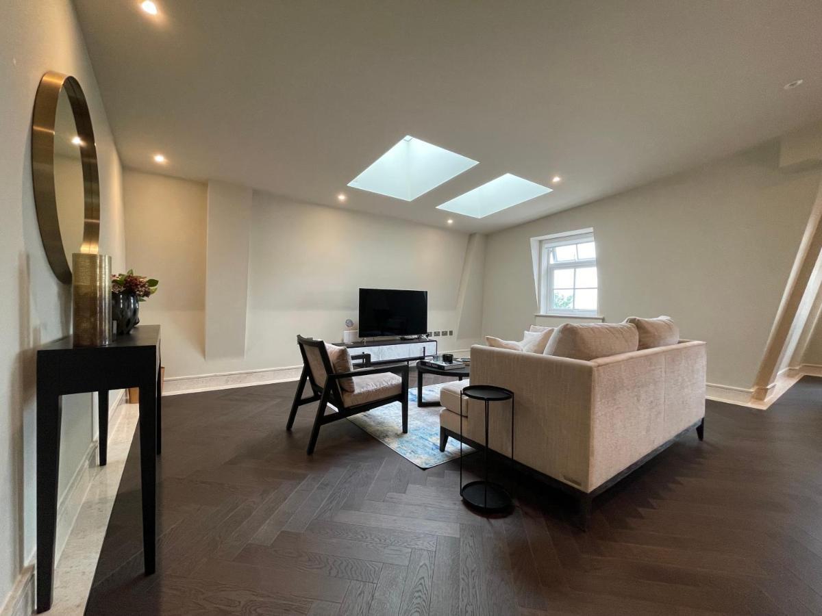 Luxurious, 2 Bed, 2 Bath Penthouse Apartment In Highly Desirable Chigwell Chcl F8 Eksteriør bilde