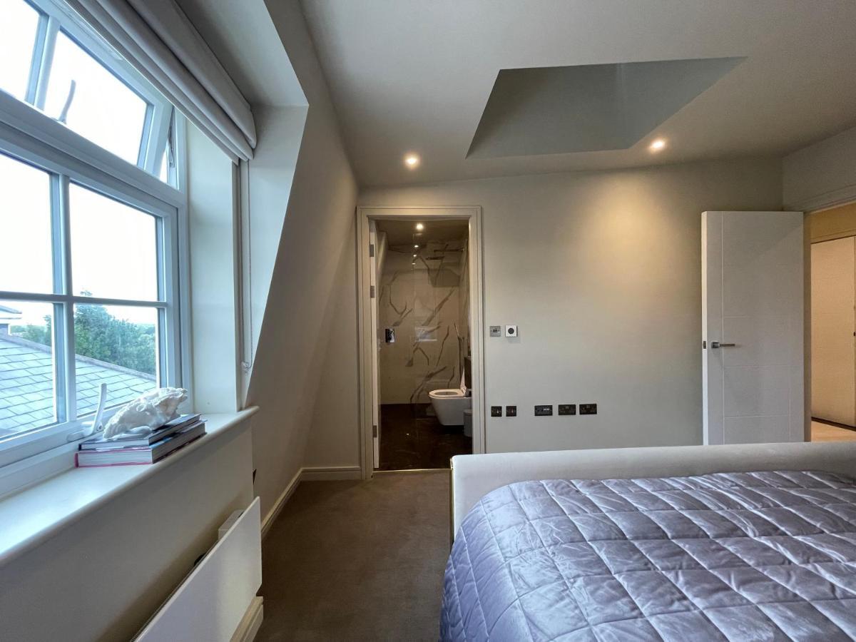 Luxurious, 2 Bed, 2 Bath Penthouse Apartment In Highly Desirable Chigwell Chcl F8 Eksteriør bilde
