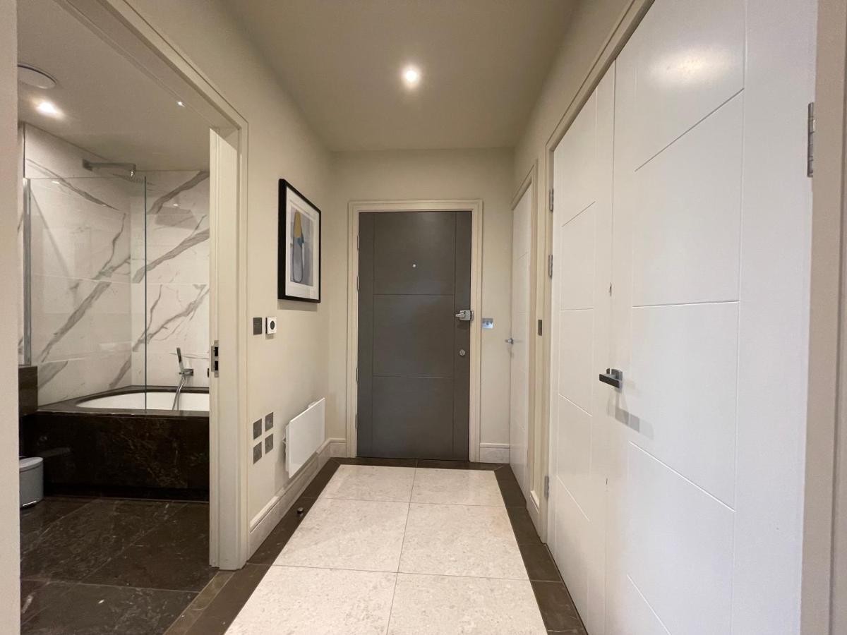 Luxurious, 2 Bed, 2 Bath Penthouse Apartment In Highly Desirable Chigwell Chcl F8 Eksteriør bilde
