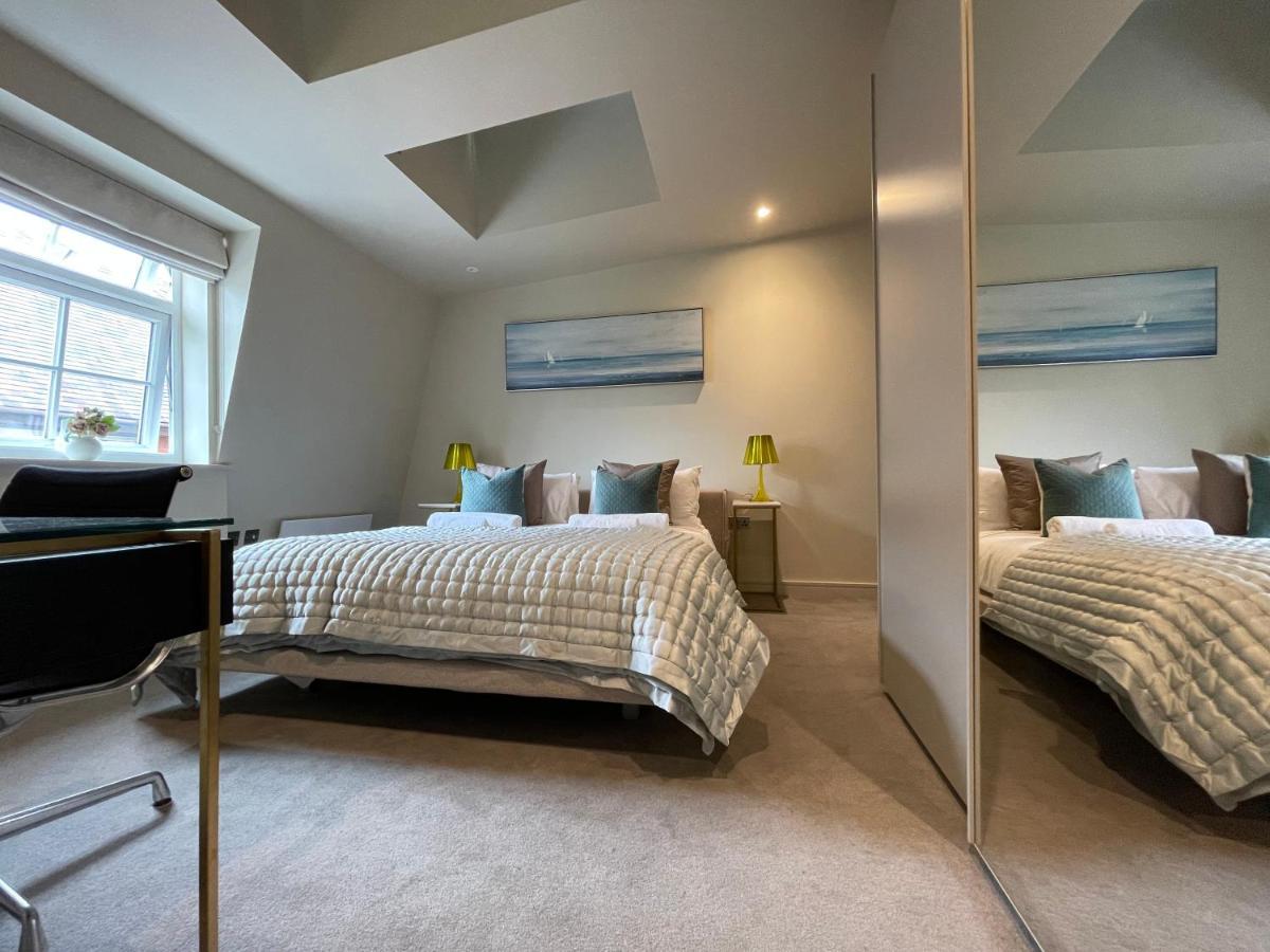 Luxurious, 2 Bed, 2 Bath Penthouse Apartment In Highly Desirable Chigwell Chcl F8 Eksteriør bilde
