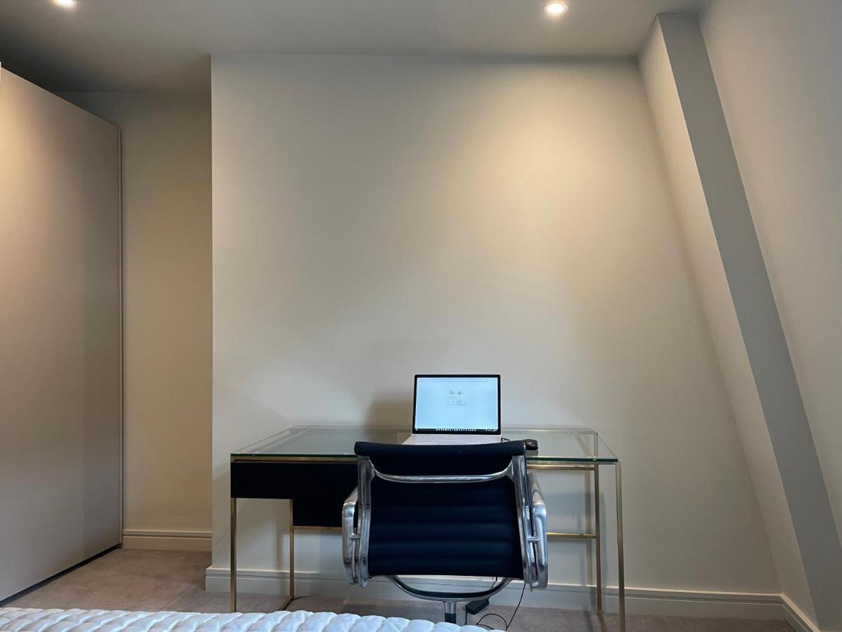 Luxurious, 2 Bed, 2 Bath Penthouse Apartment In Highly Desirable Chigwell Chcl F8 Eksteriør bilde