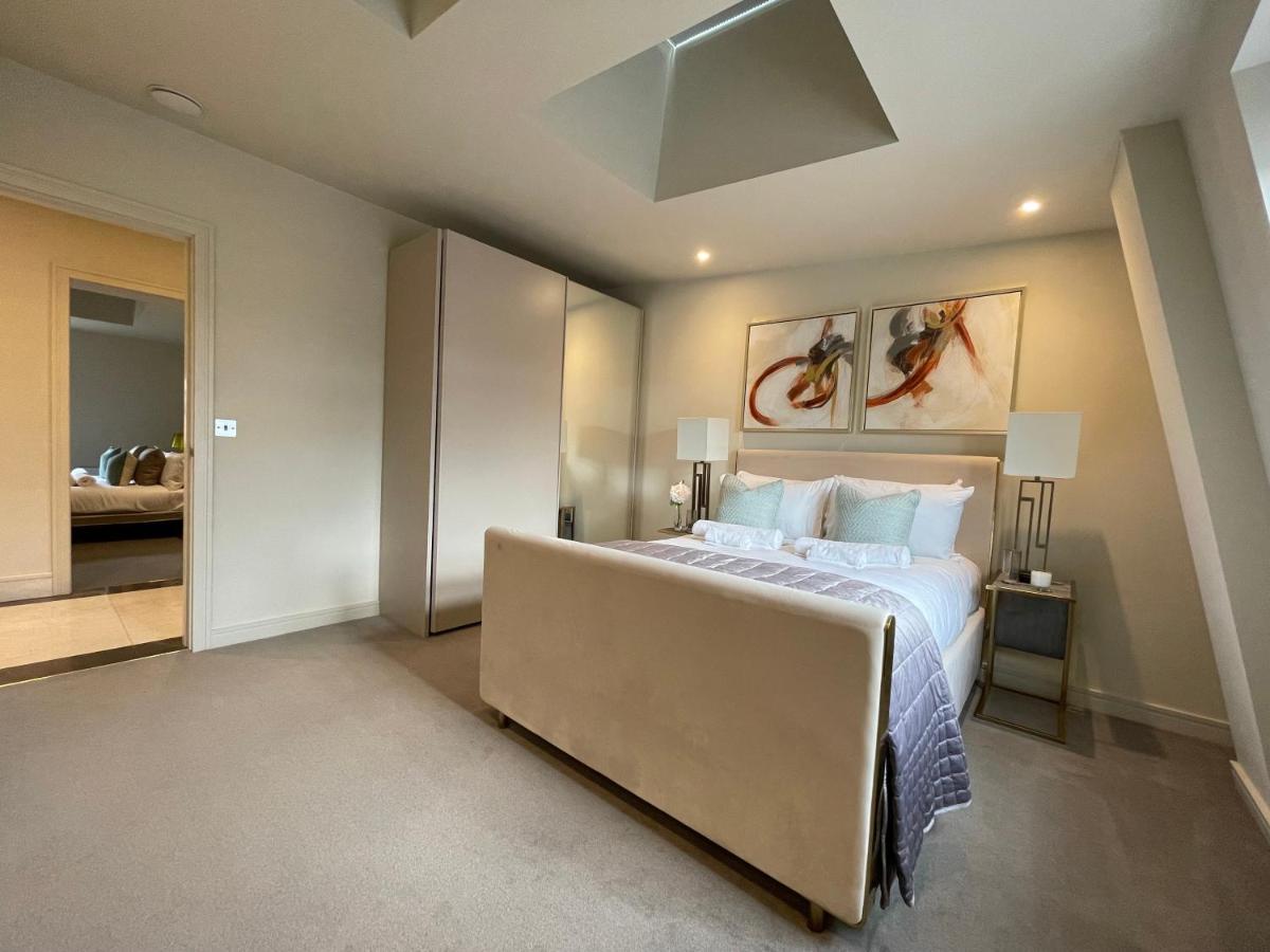 Luxurious, 2 Bed, 2 Bath Penthouse Apartment In Highly Desirable Chigwell Chcl F8 Eksteriør bilde